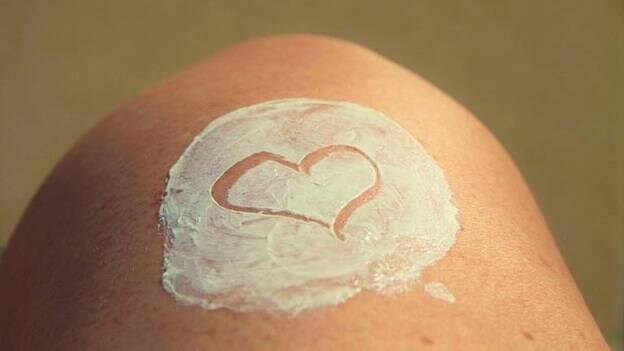 Recomiendan elegir la crema solar en función de si la piel es grasa o seca