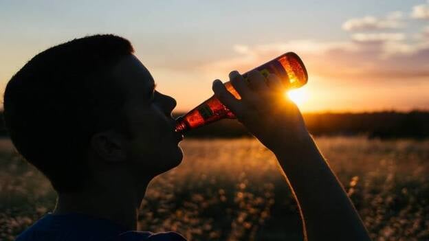 Escuchar música mientras uno bebe una cerveza puede influir en cómo percibimos su sabor