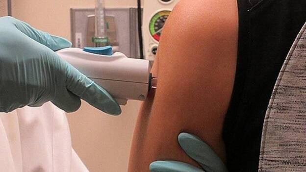 Comienzan a probar en personas la primera vacuna en investigación contra el virus