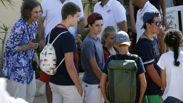 Los hijos de la infanta Cristina acuden con sus primos a la escuela de vela