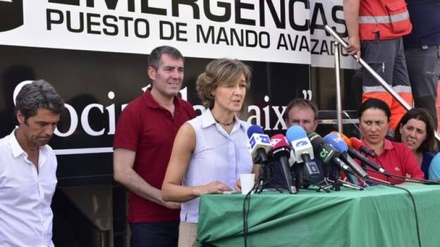 Tejerina marca como prioridad evitar que el fuego se extienda al sur de La Palma