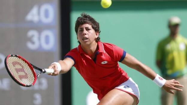 Carla Suárez reacciona, remonta a Ivanovic y alcanza la segunda ronda