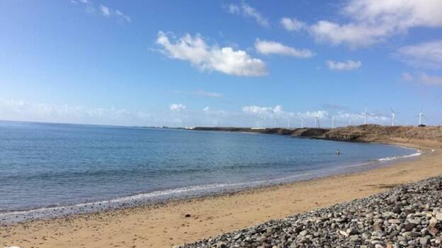 Tres escuelas de 'wind', 221 aparcamientos y tarimas para la playa de Bahía de Formas