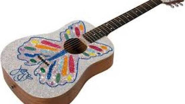 Rihanna cede guitarra firmada para subasta solidaria en Alemania