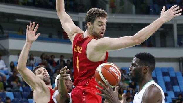 España roza la tragedia pero sigue viva (87-96)