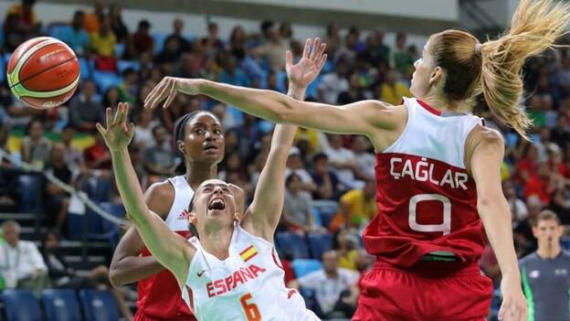 Una canasta de Cruz sobre la bocina mete a España en semifinales (64-62)