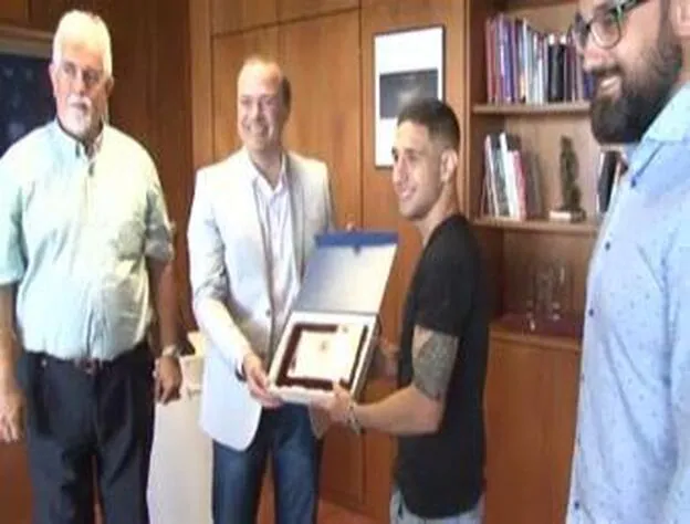 El alcalde recibe al boxeador olímpico Samuel Carmona