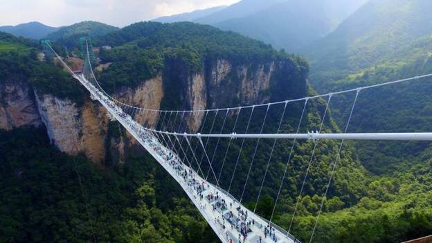 China inaugura el puente de cristal más largo y alto del mundo