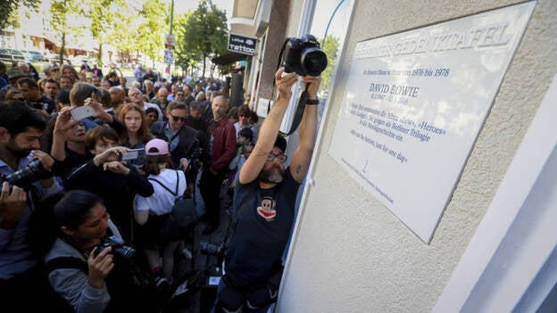 Berlín descubre placa en memoria de Bowie en edificio donde residió artista