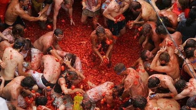 La Tomatina, 160.000 kilos de tomates contra la violencia machista y homófoba