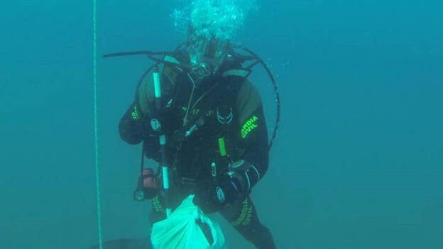 Hallan más huesos envueltos en otra sábana en aguas de Calpe (Alicante)