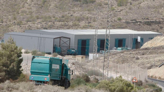 Hallan restos de piernas en el vertedero de Elche donde apareció una cabeza