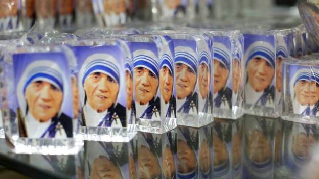 El papa insta a imitar a la madre Teresa para aliviar sufrimiento del mundo