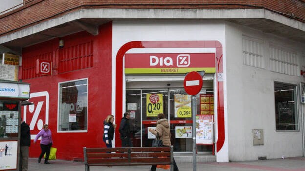 Los clientes de ING podrán retirar dinero en gasolineras de DISA en Canarias