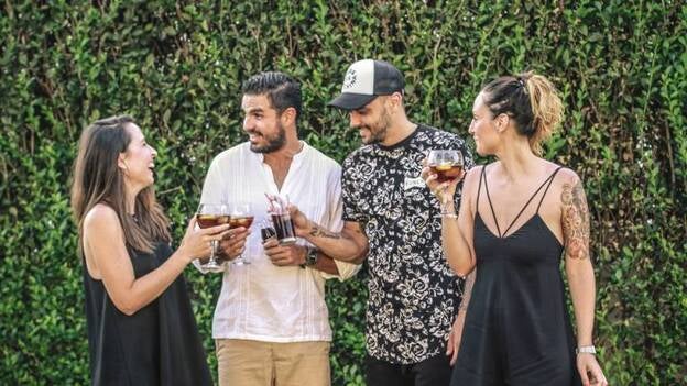 Los españoles prefieren a los amigos para disfrutar de su ocio, por encima de la familia y la pareja, según un estudio