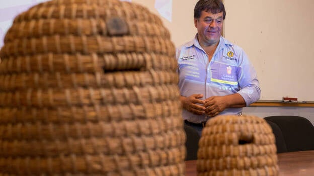 La abeja negra canaria, "perfecta para exportar al mercado más exigente", asegura el experto mexicano Rafael Limón