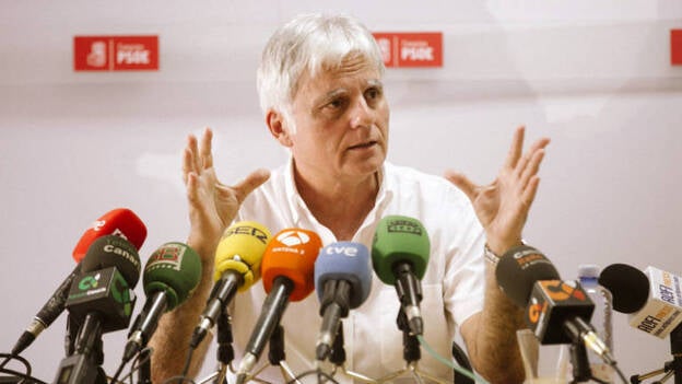Pérez (PSOE) dice que ha actuado "lealmente" y que dimitió al no estar de acuerdo con el "cambio" de prioridades