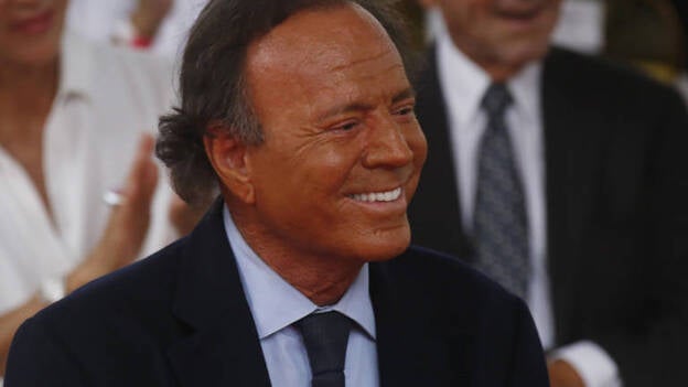 Julio Iglesias descubre su estrella de la fama en Puerto Rico
