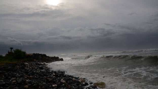 Fuertes lluvias y vientos ante la llegada a Jamaica del huracán Matthew