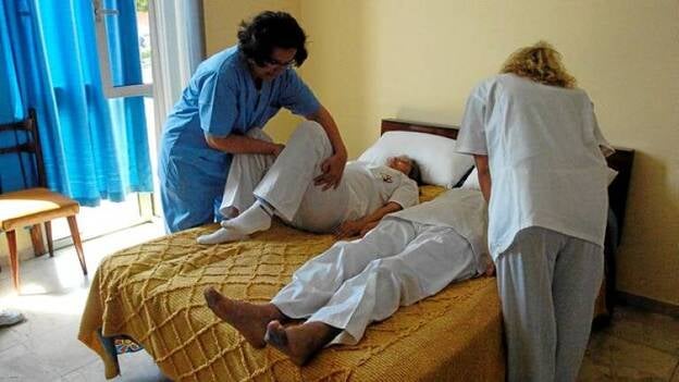 El pacto rechaza parar el concurso de ayuda a domicilio