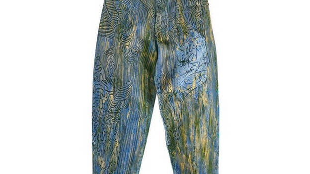 Julio Iglesias dona sus vaqueros a la subasta solidaria "Jeans for Refugees" en favor de los refugiados