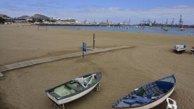 Prohíben el baño en Las Alcaravaneras por un vertido de combustible