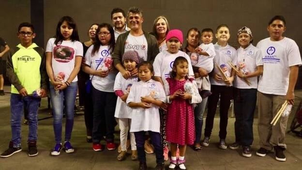 Alejandro Sanz visita a niños enfermos de cáncer en México