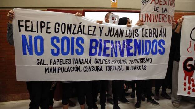 Se suspende la conferencia de González ante la "violencia" de la protesta