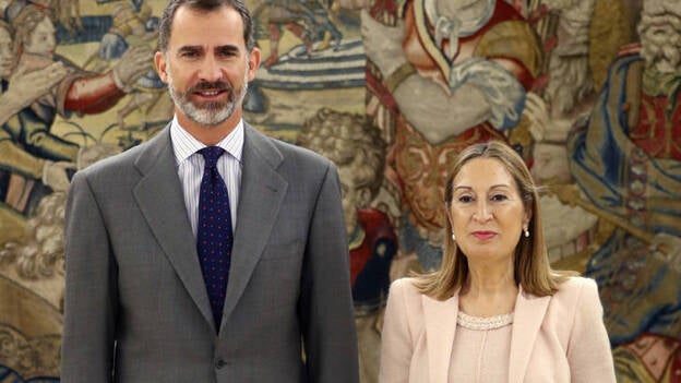 Pastor entrega al Rey la lista de partidos que irán a las consultas