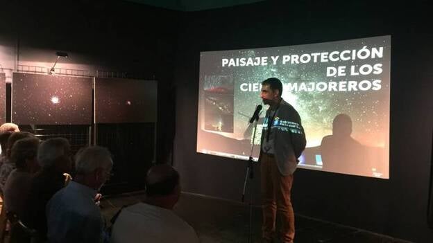 El Elder inaugura la exposición 'Paisaje y protección de los cielos majoreros'