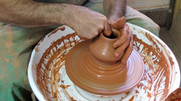 La Fedac forma a diez nuevos expertos en el arte de crear cerámica a partir de un torno en la isla de Gran Canaria