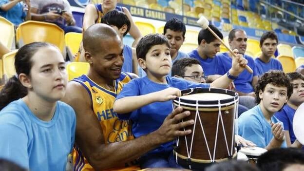 El C.B. Gran Canaria colabora con cuatro entidades para la elaboración de un calendario solidario