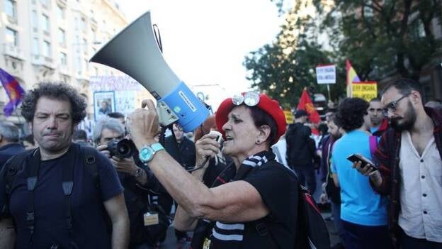 Cientos de manifestantes marchan por el centro de Madrid con cánticos contra Felipe González y Susana Díaz