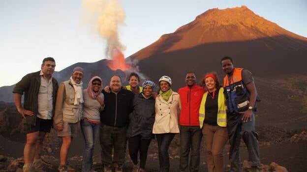 Vulcanólogos canarios estudian las emanaciones de gas en el volcán de Cabo Verde