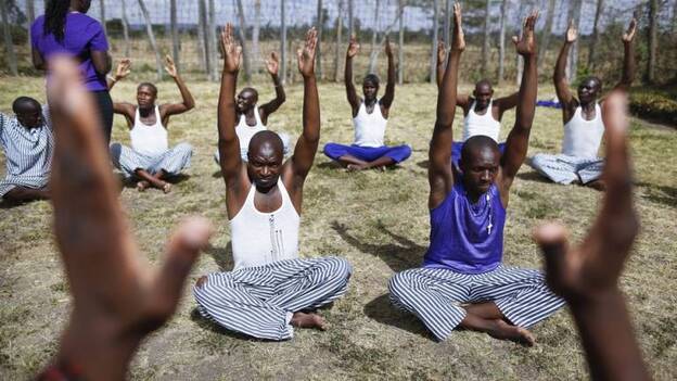 Yoga con pijamas de rayas