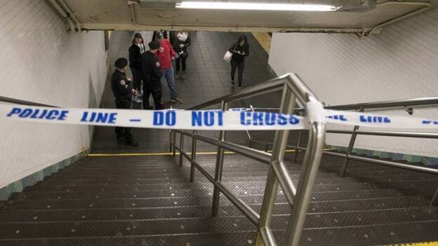 Muere una mujer tras ser empujada a las vías del metro en Nueva York