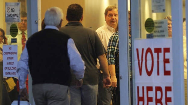 Hillary Clinton vota en Nueva York y confía en su victoria electoral