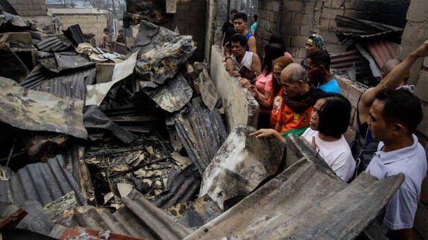 Dos muertos y 1.500 familias evacuadas por un incendio en un barrio chabolista de Manila