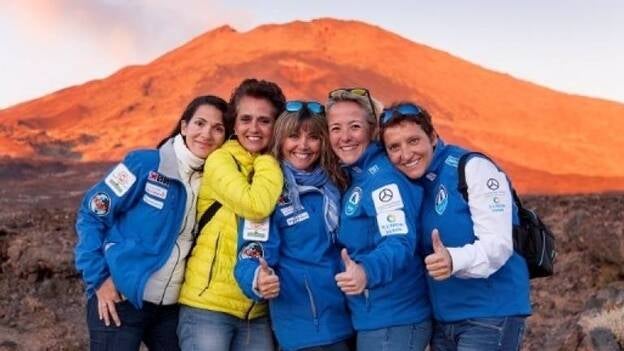 Cinco mujeres coronan el Teide para homenajear a todas las personas que luchan contra el cáncer