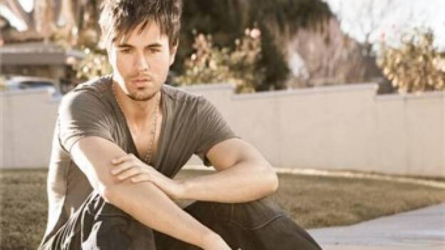 Enrique Iglesias celebra los datos de reproducciones de 'Duele el corazón'