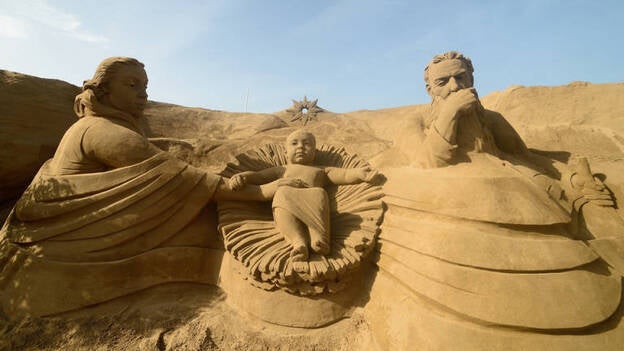 Escultores de varios países empiezan a modelar el Belén de Arena de Las Canteras