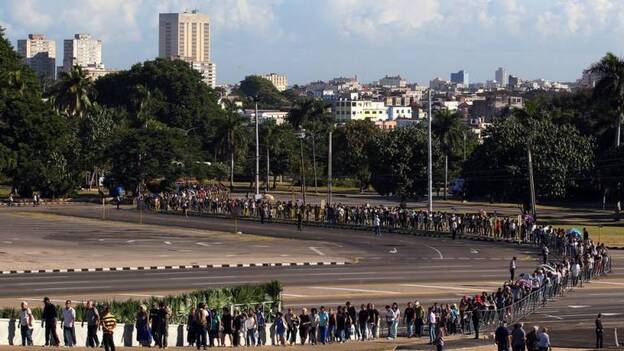 Largas colas para despedir a Fidel Castro