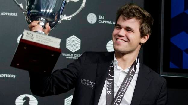 El noruego Carlsen revalida el título mundial al derrotar a Karjakin en el desempate final