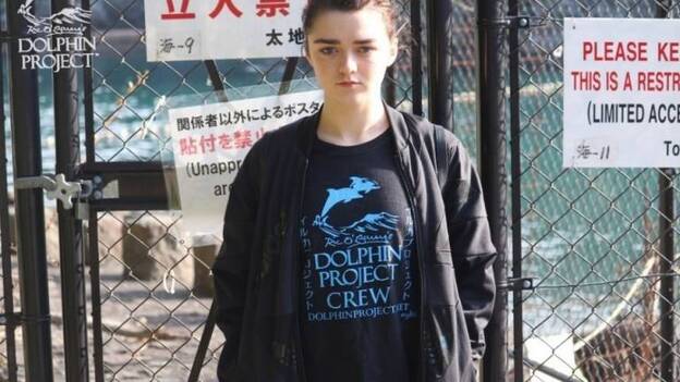 Maisie Williams pide a la gente que no asista a espectáculos con delfines