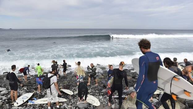 Homenaje de surfistas a su amigo Manolo Cyphelly