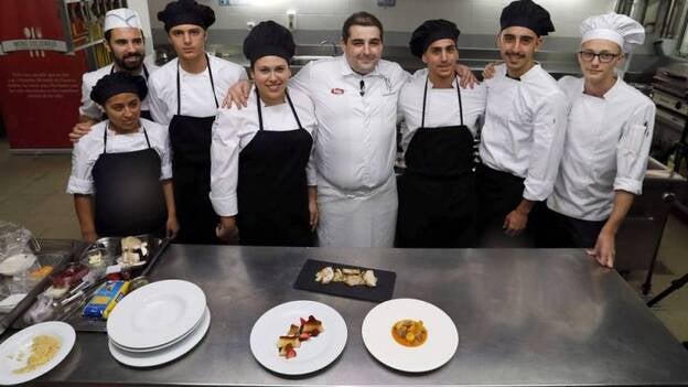 Erlanz Gorostiza y Carla Suárez ayudan a elaborar 730 menús solidarios