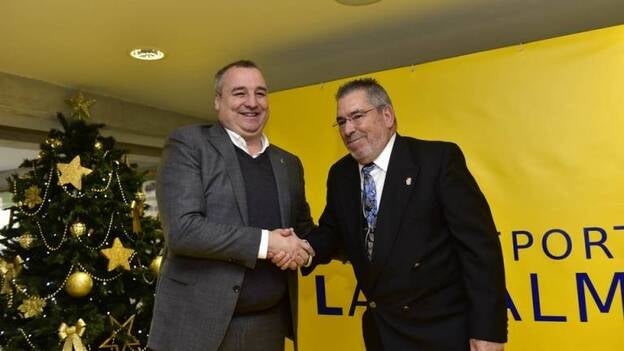 Pacuco Rosales recibe la insignia de oro y brillantes