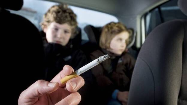 Los niños con padres fumadores tienen más riesgo de bronquitis, asma, neumonía e infecciones respiratorias graves