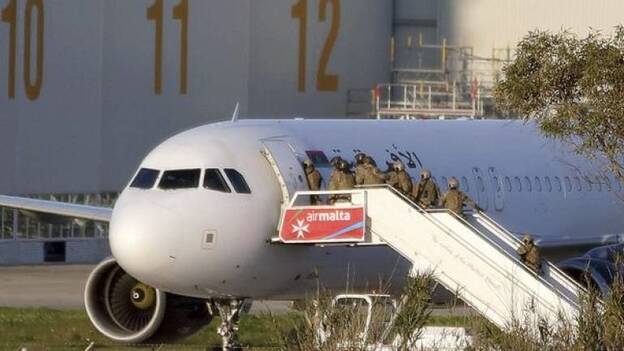 Los secuestradores del avión libio desviado a Malta se entregan a las autoridades