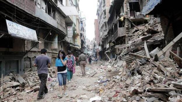 Nepal se ahoga en las crisis un año después del terremoto